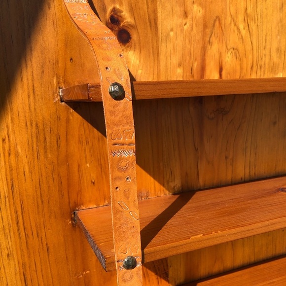Vtg Wooden Shelf with Tooled Leather Detail - Picture 10 of 10